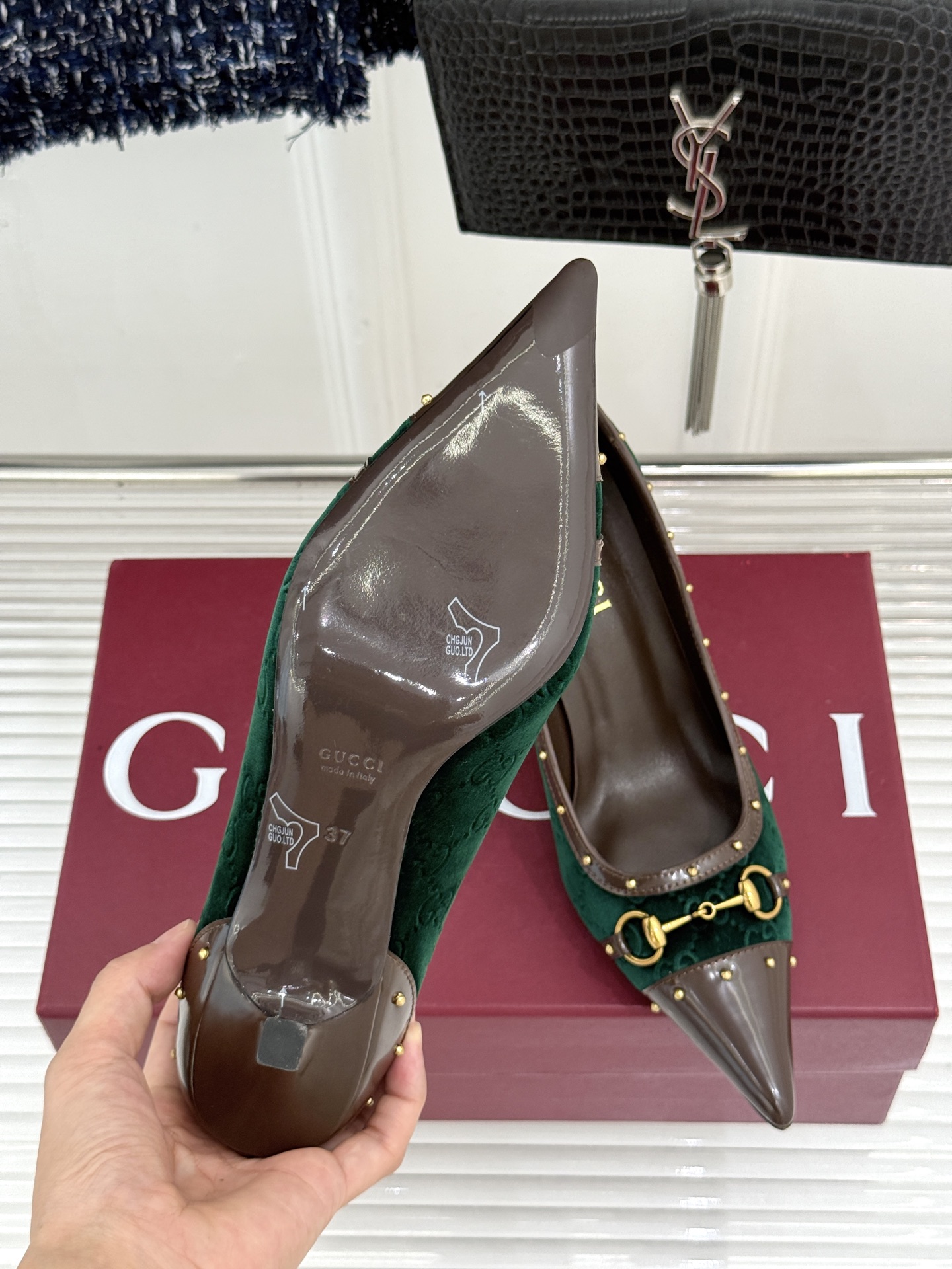 Gucci/古驰26WF新品花马衔扣 饰铆钉尖头高跟鞋 经典马衔扣缀鞋面 金属铆钉点缀增添酷飒感 尖头线条修饰纤细脚型 Gucci/古驰26WF新品花马衔扣 饰铆钉尖头高跟鞋 经典马衔扣缀鞋面 金属铆钉点缀增添酷飒感 尖头线条修饰纤细脚型
