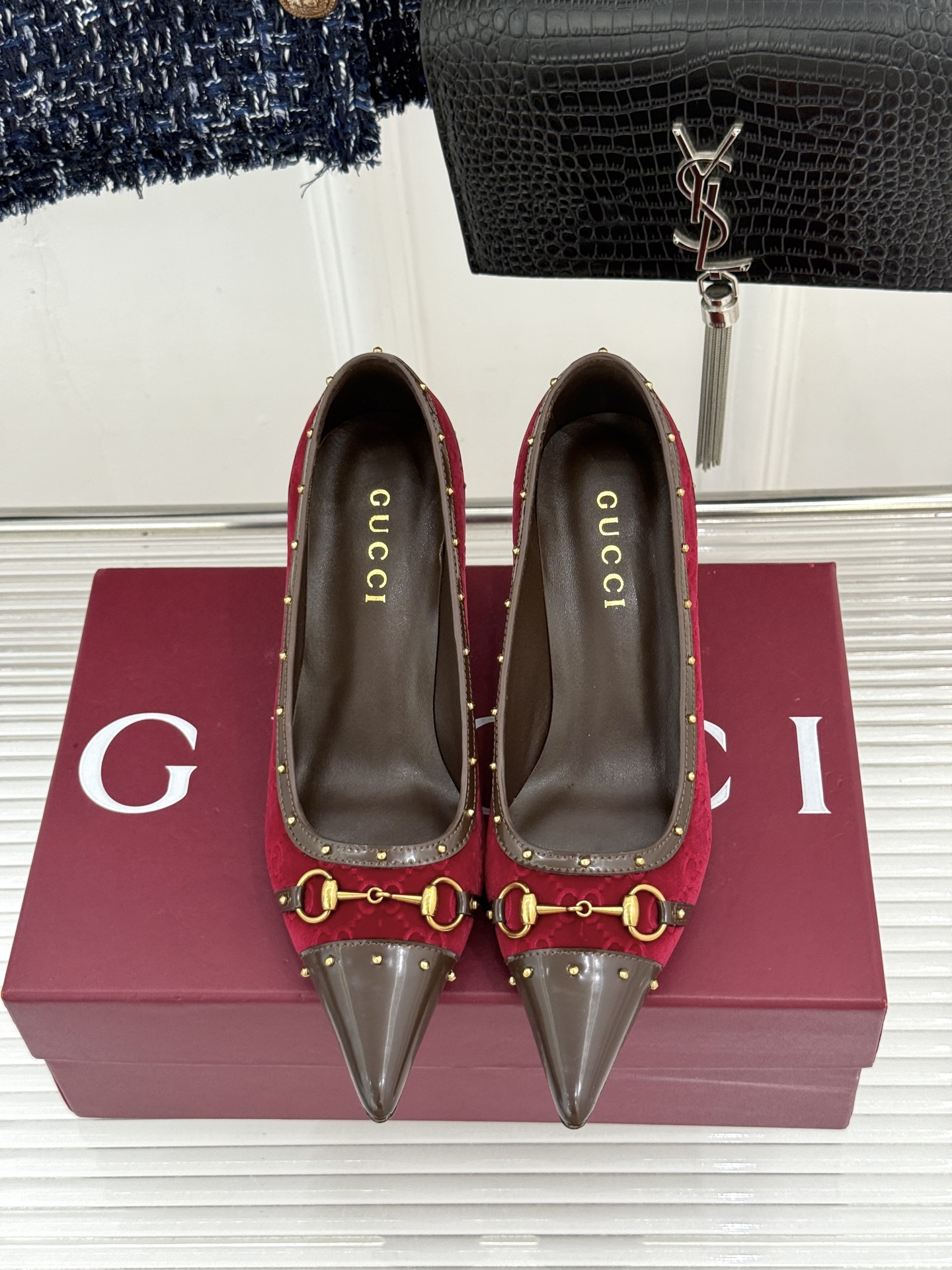 Gucci/古驰26WF新品花马衔扣 饰铆钉尖头高跟鞋 经典马衔扣缀鞋面 金属铆钉点缀增添酷飒感 尖头线条修饰纤细脚型 Gucci/古驰26WF新品花马衔扣 饰铆钉尖头高跟鞋 经典马衔扣缀鞋面 金属铆钉点缀增添酷飒感 尖头线条修饰纤细脚型
