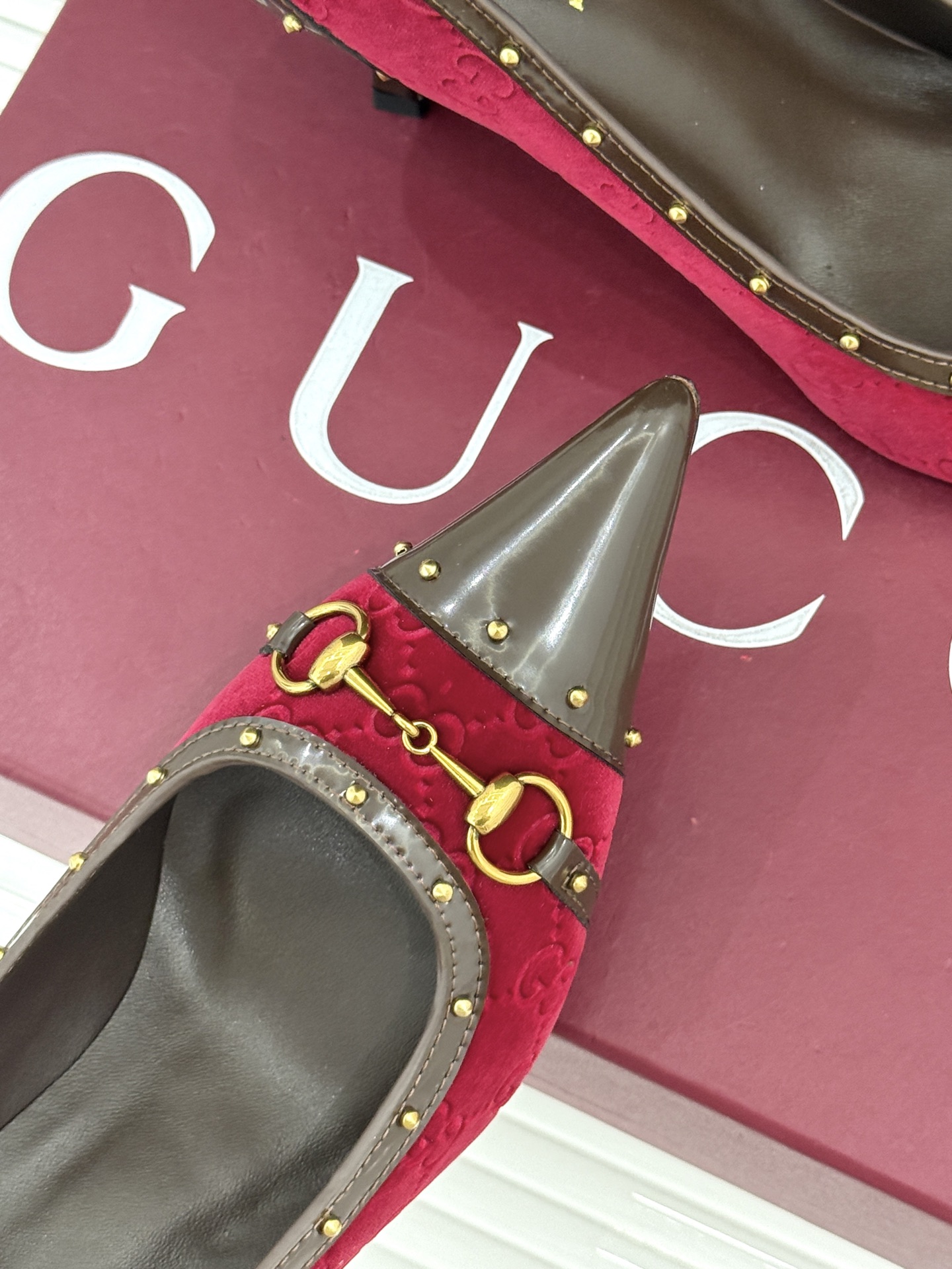 Gucci/古驰26WF新品花马衔扣 饰铆钉尖头高跟鞋 经典马衔扣缀鞋面 金属铆钉点缀增添酷飒感 尖头线条修饰纤细脚型 Gucci/古驰26WF新品花马衔扣 饰铆钉尖头高跟鞋 经典马衔扣缀鞋面 金属铆钉点缀增添酷飒感 尖头线条修饰纤细脚型