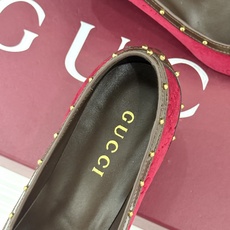 Gucci/古驰26WF新品花马衔扣 饰铆钉尖头高跟鞋 经典马衔扣缀鞋面 金属铆钉点缀增添酷飒感 尖头线条修饰纤细脚型 Gucci/古驰26WF新品花马衔扣 饰铆钉尖头高跟鞋 经典马衔扣缀鞋面 金属铆钉点缀增添酷飒感 尖头线条修饰纤细脚型