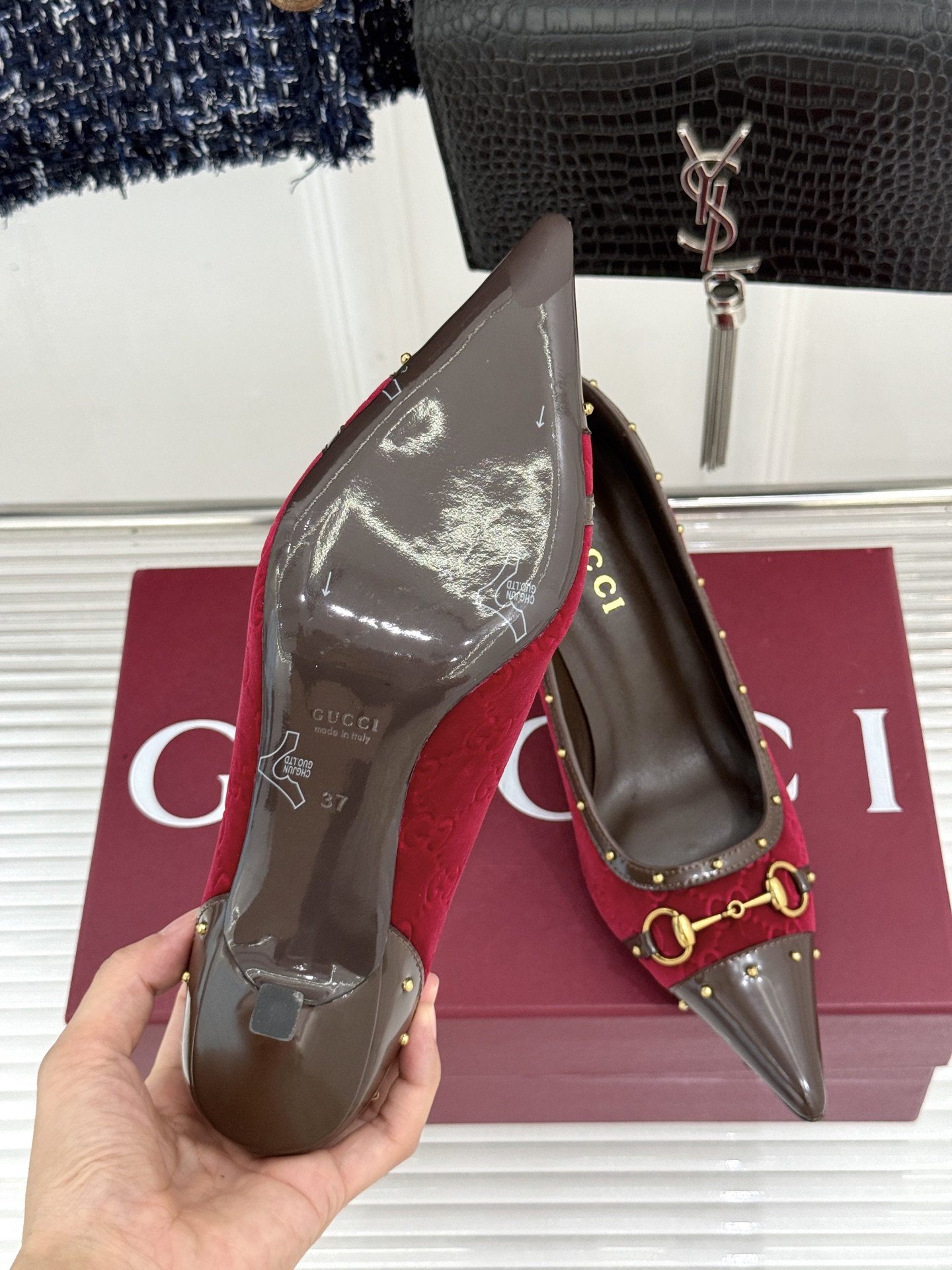 Gucci/古驰26WF新品花马衔扣 饰铆钉尖头高跟鞋 经典马衔扣缀鞋面 金属铆钉点缀增添酷飒感 尖头线条修饰纤细脚型 Gucci/古驰26WF新品花马衔扣 饰铆钉尖头高跟鞋 经典马衔扣缀鞋面 金属铆钉点缀增添酷飒感 尖头线条修饰纤细脚型