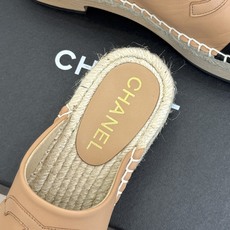 CHANE* |小香经典金属双C 包头麻绳实木厚底渔夫拖鞋 金属双C镌刻品牌标识 经典菱格纹细腻高级 实木包头蕴藉复古调 CHANE* |小香经典金属双C 包头麻绳实木厚底渔夫拖鞋 金属双C镌刻品牌标识 经典菱格纹细腻高级 实木包头蕴藉复古调