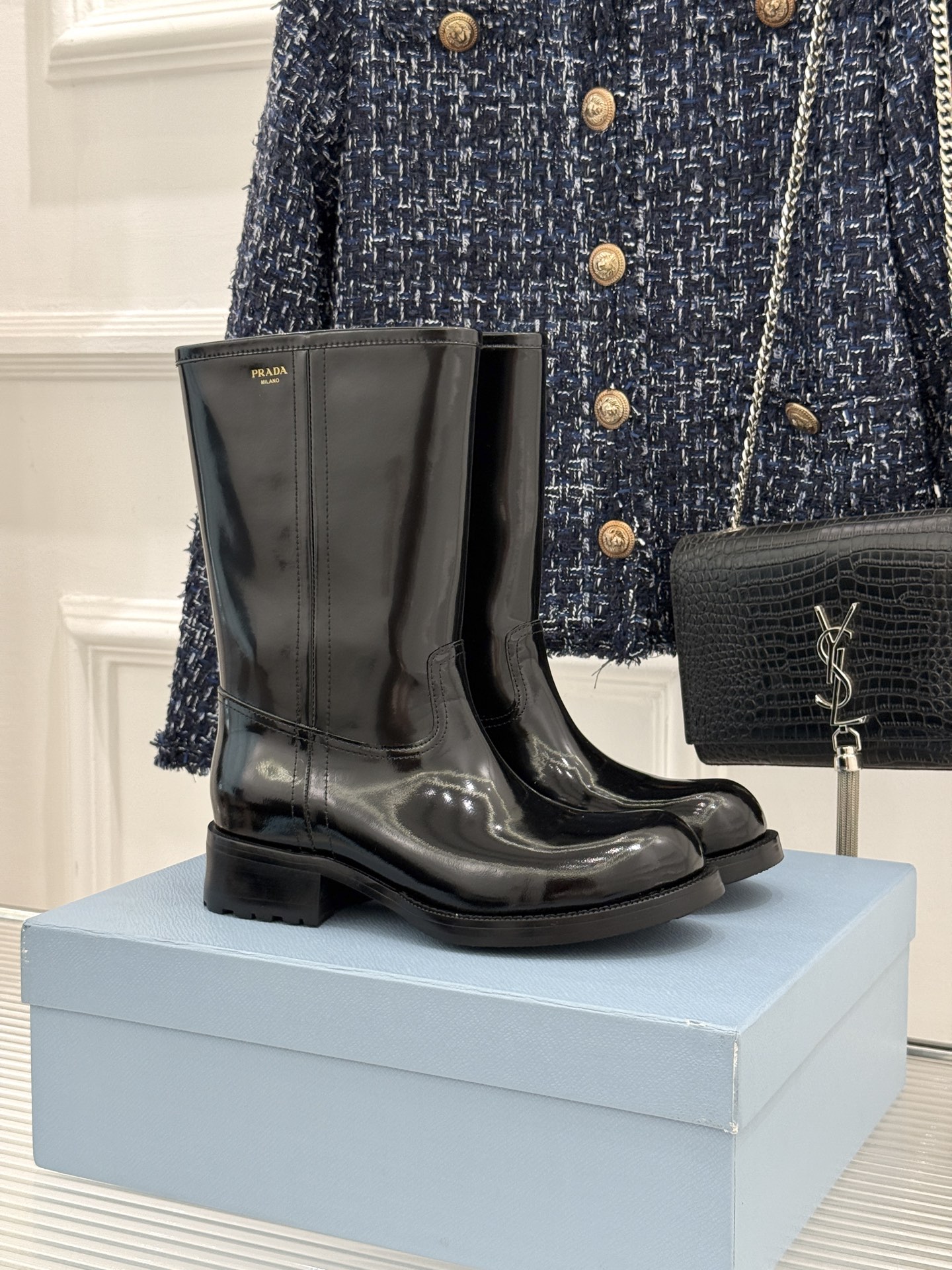 Prada/普拉达26WF新品 字母粗跟骑士靴短靴 经典品牌字母标超吸睛 亮面牛皮质感细腻高级 粗跟厚底稳当又好走 酷飒