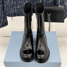 Prada/普拉达26WF新品 字母粗跟骑士靴短靴 经典品牌字母标超吸睛 亮面牛皮质感细腻高级 粗跟厚底稳当又好走 酷飒 Prada/普拉达26WF新品 字母粗跟骑士靴短靴 经典品牌字母标超吸睛 亮面牛皮质感细腻高级 粗跟厚底稳当又好走 酷飒