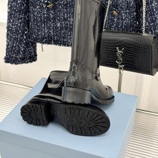 Prada/普拉达26WF新品 字母粗跟骑士靴短靴 经典品牌字母标超吸睛 亮面牛皮质感细腻高级 粗跟厚底稳当又好走 酷飒 Prada/普拉达26WF新品 字母粗跟骑士靴短靴 经典品牌字母标超吸睛 亮面牛皮质感细腻高级 粗跟厚底稳当又好走 酷飒