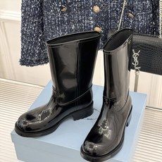 Prada/普拉达26WF新品 字母粗跟骑士靴短靴 经典品牌字母标超吸睛 亮面牛皮质感细腻高级 粗跟厚底稳当又好走 酷飒 Prada/普拉达26WF新品 字母粗跟骑士靴短靴 经典品牌字母标超吸睛 亮面牛皮质感细腻高级 粗跟厚底稳当又好走 酷飒