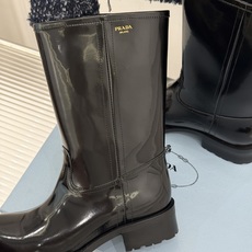 Prada/普拉达26WF新品 字母粗跟骑士靴短靴 经典品牌字母标超吸睛 亮面牛皮质感细腻高级 粗跟厚底稳当又好走 酷飒 Prada/普拉达26WF新品 字母粗跟骑士靴短靴 经典品牌字母标超吸睛 亮面牛皮质感细腻高级 粗跟厚底稳当又好走 酷飒