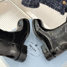 Prada/普拉达26WF新品 字母粗跟骑士靴短靴 经典品牌字母标超吸睛 亮面牛皮质感细腻高级 粗跟厚底稳当又好走 酷飒 Prada/普拉达26WF新品 字母粗跟骑士靴短靴 经典品牌字母标超吸睛 亮面牛皮质感细腻高级 粗跟厚底稳当又好走 酷飒