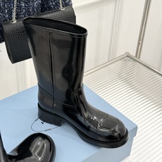 Prada/普拉达26WF新品 字母粗跟骑士靴短靴 经典品牌字母标超吸睛 亮面牛皮质感细腻高级 粗跟厚底稳当又好走 酷飒 Prada/普拉达26WF新品 字母粗跟骑士靴短靴 经典品牌字母标超吸睛 亮面牛皮质感细腻高级 粗跟厚底稳当又好走 酷飒