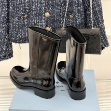 Prada/普拉达26WF新品 字母粗跟骑士靴短靴 经典品牌字母标超吸睛 亮面牛皮质感细腻高级 粗跟厚底稳当又好走 酷飒 Prada/普拉达26WF新品 字母粗跟骑士靴短靴 经典品牌字母标超吸睛 亮面牛皮质感细腻高级 粗跟厚底稳当又好走 酷飒