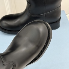 Prada/普拉达26WF新品 字母粗跟骑士靴短靴 经典品牌字母标超吸睛 亮面牛皮质感细腻高级 粗跟厚底稳当又好走 酷飒 Prada/普拉达26WF新品 字母粗跟骑士靴短靴 经典品牌字母标超吸睛 亮面牛皮质感细腻高级 粗跟厚底稳当又好走 酷飒