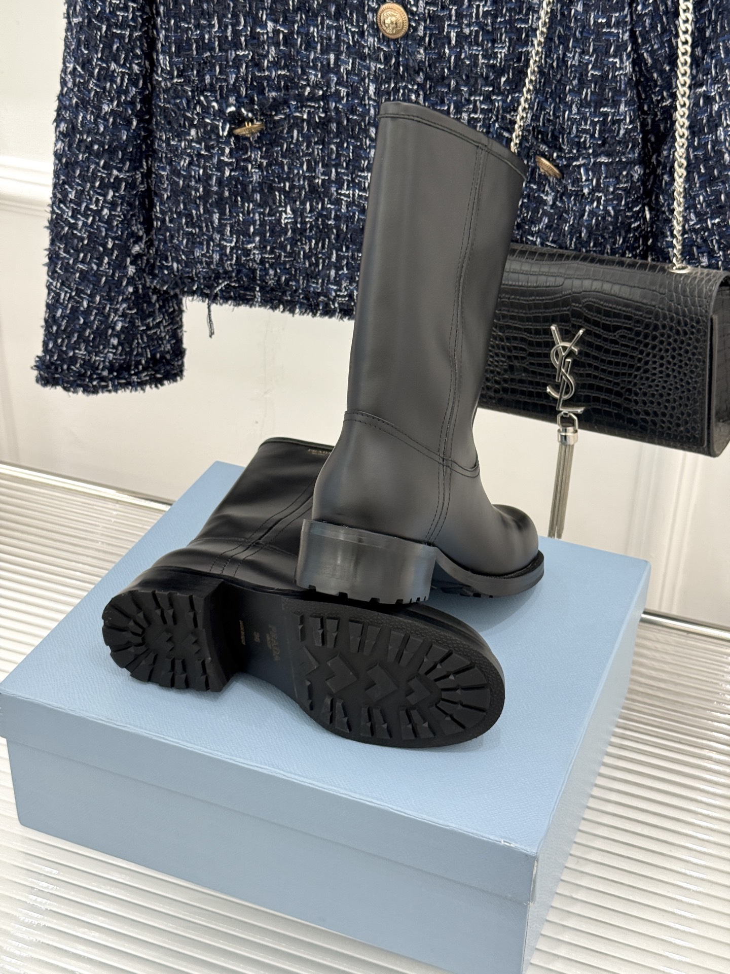 Prada/普拉达26WF新品 字母粗跟骑士靴短靴 经典品牌字母标超吸睛 亮面牛皮质感细腻高级 粗跟厚底稳当又好走 酷飒 Prada/普拉达26WF新品 字母粗跟骑士靴短靴 经典品牌字母标超吸睛 亮面牛皮质感细腻高级 粗跟厚底稳当又好走 酷飒