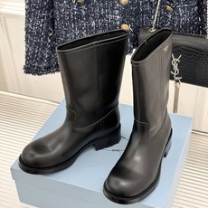 Prada/普拉达26WF新品 字母粗跟骑士靴短靴 经典品牌字母标超吸睛 亮面牛皮质感细腻高级 粗跟厚底稳当又好走 酷飒 Prada/普拉达26WF新品 字母粗跟骑士靴短靴 经典品牌字母标超吸睛 亮面牛皮质感细腻高级 粗跟厚底稳当又好走 酷飒