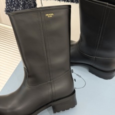 Prada/普拉达26WF新品 字母粗跟骑士靴短靴 经典品牌字母标超吸睛 亮面牛皮质感细腻高级 粗跟厚底稳当又好走 酷飒 Prada/普拉达26WF新品 字母粗跟骑士靴短靴 经典品牌字母标超吸睛 亮面牛皮质感细腻高级 粗跟厚底稳当又好走 酷飒