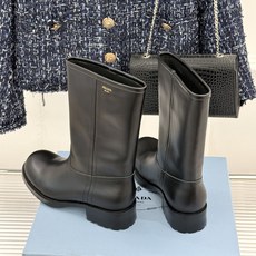 Prada/普拉达26WF新品 字母粗跟骑士靴短靴 经典品牌字母标超吸睛 亮面牛皮质感细腻高级 粗跟厚底稳当又好走 酷飒 Prada/普拉达26WF新品 字母粗跟骑士靴短靴 经典品牌字母标超吸睛 亮面牛皮质感细腻高级 粗跟厚底稳当又好走 酷飒