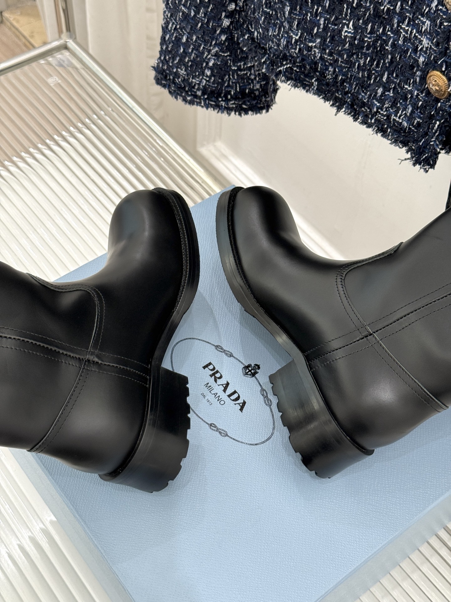 Prada/普拉达26WF新品 字母粗跟骑士靴短靴 经典品牌字母标超吸睛 亮面牛皮质感细腻高级 粗跟厚底稳当又好走 酷飒 Prada/普拉达26WF新品 字母粗跟骑士靴短靴 经典品牌字母标超吸睛 亮面牛皮质感细腻高级 粗跟厚底稳当又好走 酷飒