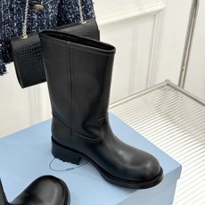 Prada/普拉达26WF新品 字母粗跟骑士靴短靴 经典品牌字母标超吸睛 亮面牛皮质感细腻高级 粗跟厚底稳当又好走 酷飒 Prada/普拉达26WF新品 字母粗跟骑士靴短靴 经典品牌字母标超吸睛 亮面牛皮质感细腻高级 粗跟厚底稳当又好走 酷飒
