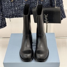 Prada/普拉达26WF新品 字母粗跟骑士靴短靴 经典品牌字母标超吸睛 亮面牛皮质感细腻高级 粗跟厚底稳当又好走 酷飒 Prada/普拉达26WF新品 字母粗跟骑士靴短靴 经典品牌字母标超吸睛 亮面牛皮质感细腻高级 粗跟厚底稳当又好走 酷飒