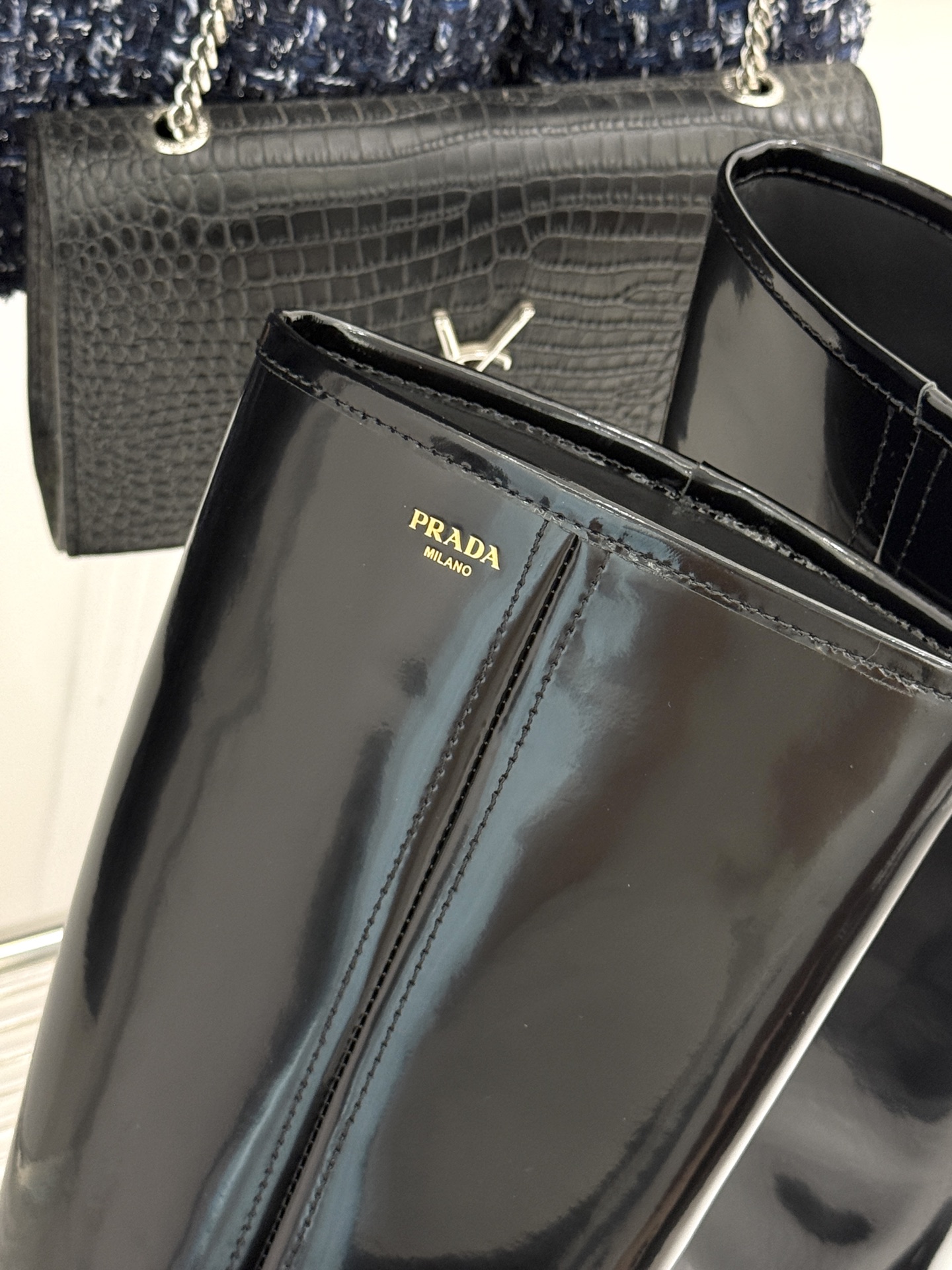Prada/普拉达26WF新品 字母粗跟骑士靴短靴 经典品牌字母标超吸睛 亮面牛皮质感细腻高级 粗跟厚底稳当又好走 酷飒
