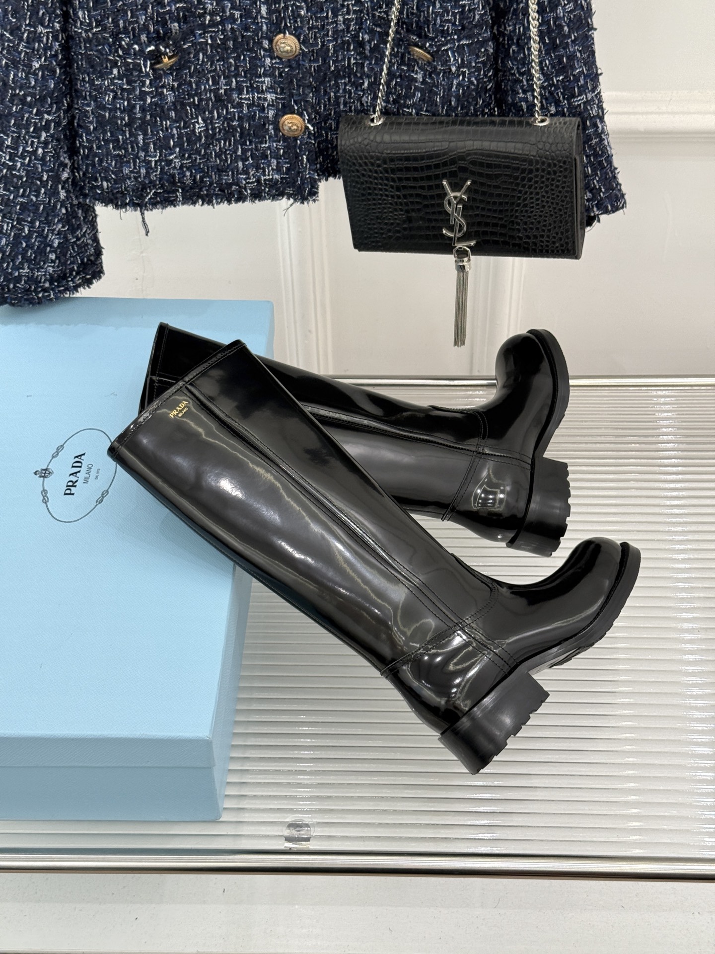 Prada/普拉达26WF新品 字母粗跟骑士靴短靴 经典品牌字母标超吸睛 亮面牛皮质感细腻高级 粗跟厚底稳当又好走 酷飒