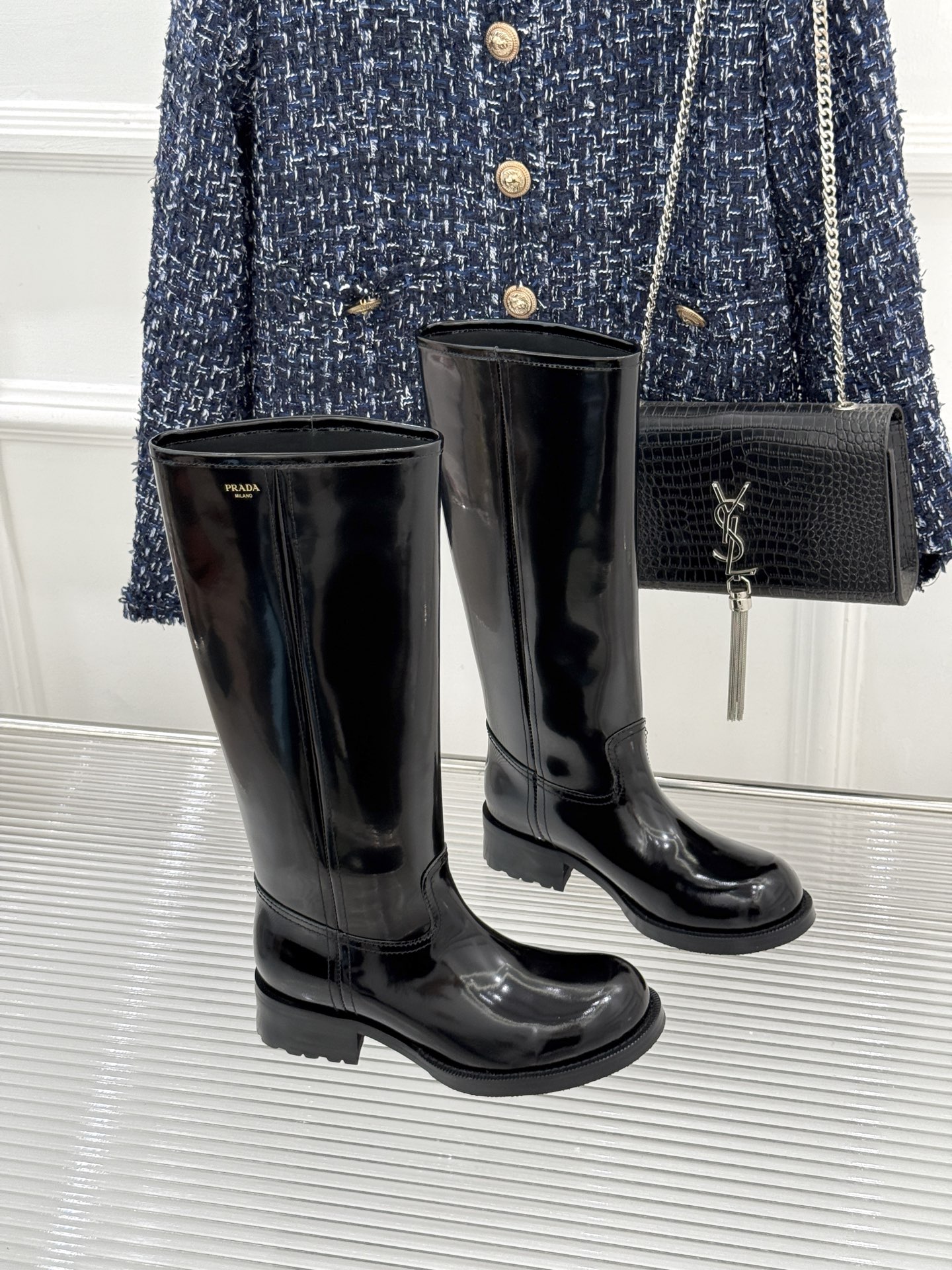 Prada/普拉达26WF新品 字母粗跟骑士靴短靴 经典品牌字母标超吸睛 亮面牛皮质感细腻高级 粗跟厚底稳当又好走 酷飒