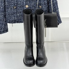Prada/普拉达26WF新品 字母粗跟骑士靴短靴 经典品牌字母标超吸睛 亮面牛皮质感细腻高级 粗跟厚底稳当又好走 酷飒 Prada/普拉达26WF新品 字母粗跟骑士靴短靴 经典品牌字母标超吸睛 亮面牛皮质感细腻高级 粗跟厚底稳当又好走 酷飒