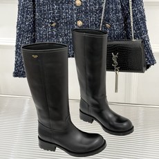 Prada/普拉达26WF新品 字母粗跟骑士靴短靴 经典品牌字母标超吸睛 亮面牛皮质感细腻高级 粗跟厚底稳当又好走 酷飒 Prada/普拉达26WF新品 字母粗跟骑士靴短靴 经典品牌字母标超吸睛 亮面牛皮质感细腻高级 粗跟厚底稳当又好走 酷飒
