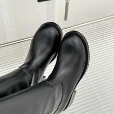 Prada/普拉达26WF新品 字母粗跟骑士靴短靴 经典品牌字母标超吸睛 亮面牛皮质感细腻高级 粗跟厚底稳当又好走 酷飒 Prada/普拉达26WF新品 字母粗跟骑士靴短靴 经典品牌字母标超吸睛 亮面牛皮质感细腻高级 粗跟厚底稳当又好走 酷飒