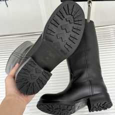 Prada/普拉达26WF新品 字母粗跟骑士靴短靴 经典品牌字母标超吸睛 亮面牛皮质感细腻高级 粗跟厚底稳当又好走 酷飒 Prada/普拉达26WF新品 字母粗跟骑士靴短靴 经典品牌字母标超吸睛 亮面牛皮质感细腻高级 粗跟厚底稳当又好走 酷飒