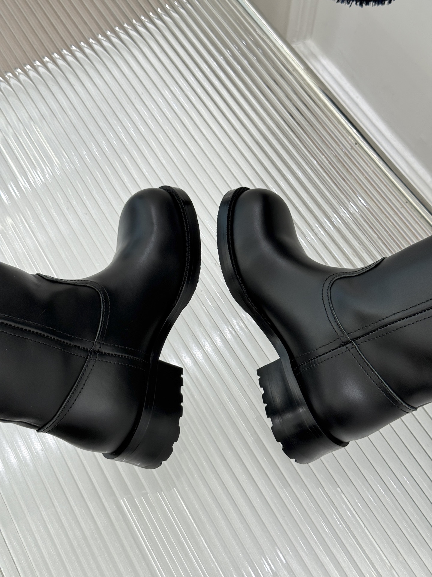 Prada/普拉达26WF新品 字母粗跟骑士靴短靴 经典品牌字母标超吸睛 亮面牛皮质感细腻高级 粗跟厚底稳当又好走 酷飒 Prada/普拉达26WF新品 字母粗跟骑士靴短靴 经典品牌字母标超吸睛 亮面牛皮质感细腻高级 粗跟厚底稳当又好走 酷飒
