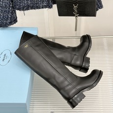 Prada/普拉达26WF新品 字母粗跟骑士靴短靴 经典品牌字母标超吸睛 亮面牛皮质感细腻高级 粗跟厚底稳当又好走 酷飒 Prada/普拉达26WF新品 字母粗跟骑士靴短靴 经典品牌字母标超吸睛 亮面牛皮质感细腻高级 粗跟厚底稳当又好走 酷飒