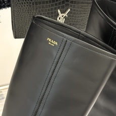Prada/普拉达26WF新品 字母粗跟骑士靴短靴 经典品牌字母标超吸睛 亮面牛皮质感细腻高级 粗跟厚底稳当又好走 酷飒 Prada/普拉达26WF新品 字母粗跟骑士靴短靴 经典品牌字母标超吸睛 亮面牛皮质感细腻高级 粗跟厚底稳当又好走 酷飒