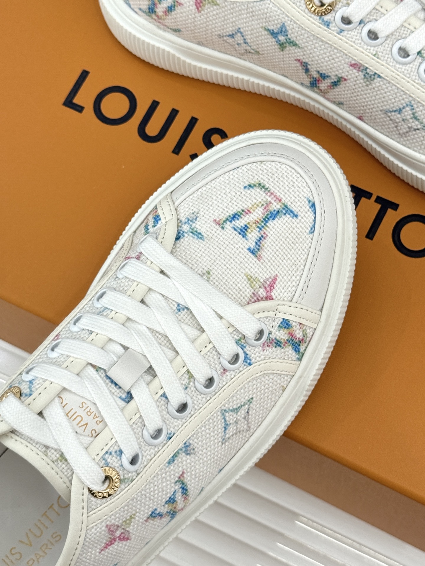 L*V驴家26WF早春新品老花休闲板鞋 当LV百年老花遇上樱桃的鲜活甜润 奢雅基因碰撞街头活力 解锁休闲新范式。 粒面小 L*V驴家26WF早春新品老花休闲板鞋 当LV百年老花遇上樱桃的鲜活甜润 奢雅基因碰撞街头活力 解锁休闲新范式。 粒面小