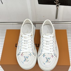 L*V驴家26WF早春新品老花休闲板鞋 当LV百年老花遇上樱桃的鲜活甜润 奢雅基因碰撞街头活力 解锁休闲新范式。 粒面小 L*V驴家26WF早春新品老花休闲板鞋 当LV百年老花遇上樱桃的鲜活甜润 奢雅基因碰撞街头活力 解锁休闲新范式。 粒面小