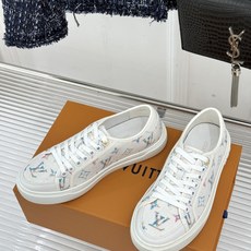 L*V驴家26WF早春新品老花休闲板鞋 当LV百年老花遇上樱桃的鲜活甜润 奢雅基因碰撞街头活力 解锁休闲新范式。 粒面小 L*V驴家26WF早春新品老花休闲板鞋 当LV百年老花遇上樱桃的鲜活甜润 奢雅基因碰撞街头活力 解锁休闲新范式。 粒面小