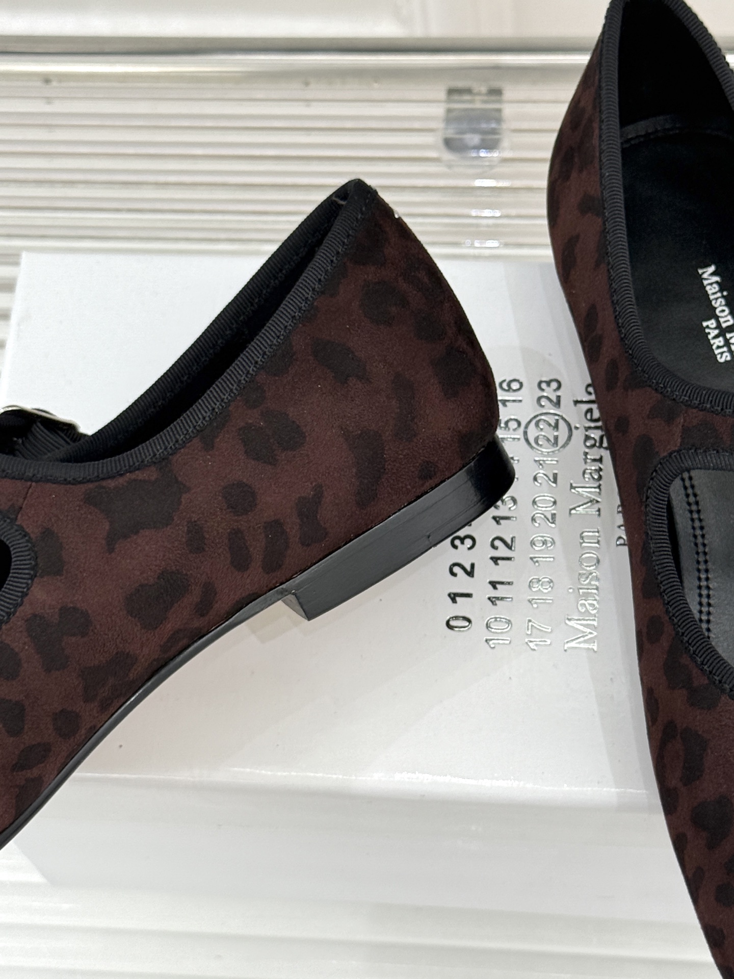 MaisonMargiela｜MM6马吉拉 复古分趾玛丽珍鞋 谁懂马吉拉这双的魅力 复古分趾玛丽珍鞋型 招牌分趾灵魂设计