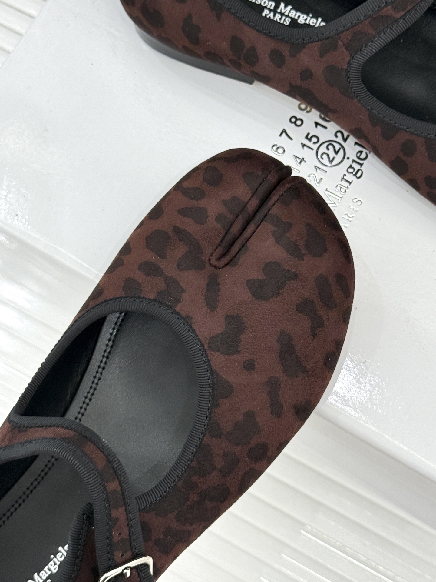 MaisonMargiela｜MM6马吉拉 复古分趾玛丽珍鞋 谁懂马吉拉这双的魅力 复古分趾玛丽珍鞋型 招牌分趾灵魂设计