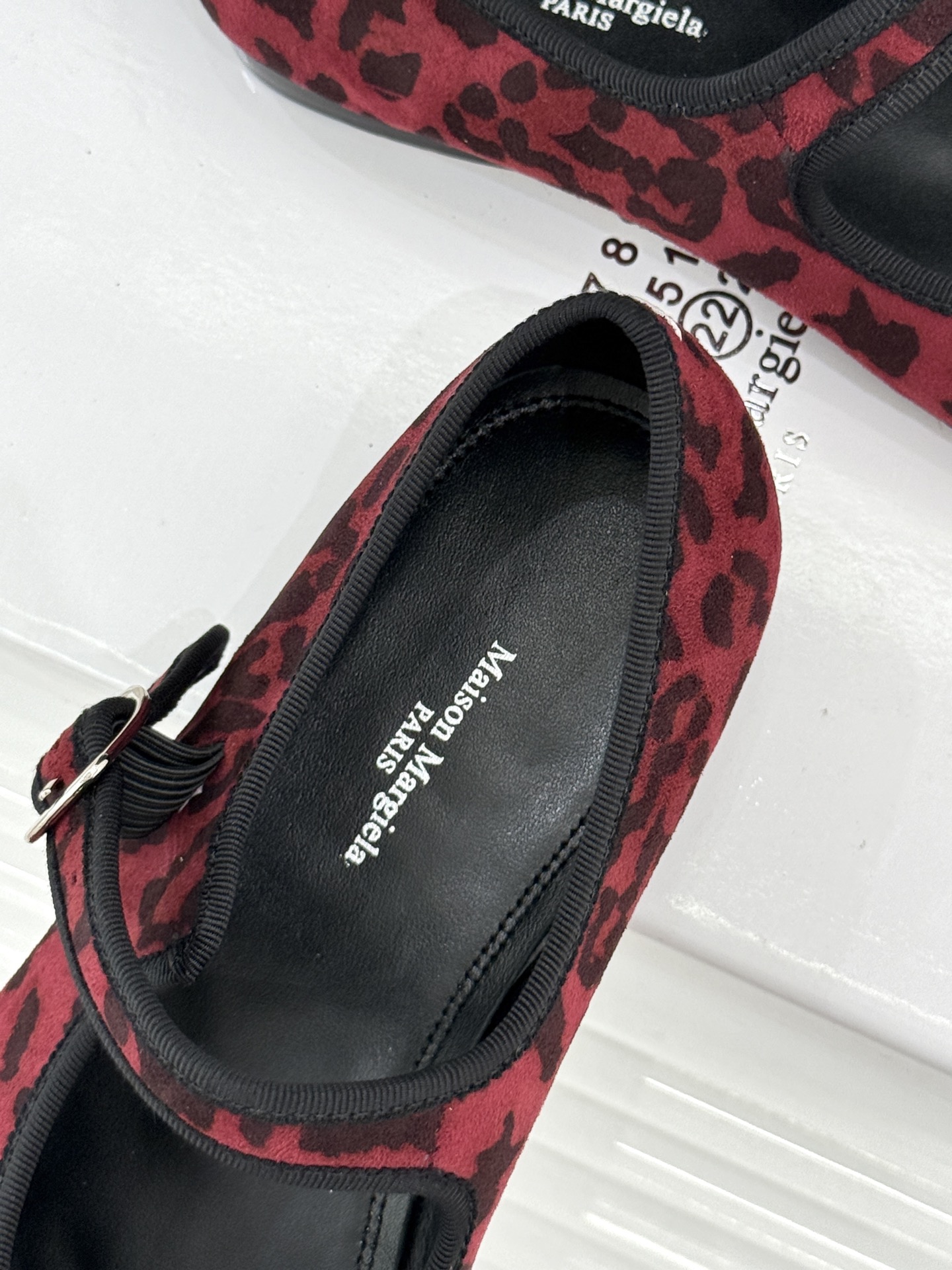MaisonMargiela｜MM6马吉拉 复古分趾玛丽珍鞋 谁懂马吉拉这双的魅力 复古分趾玛丽珍鞋型 招牌分趾灵魂设计