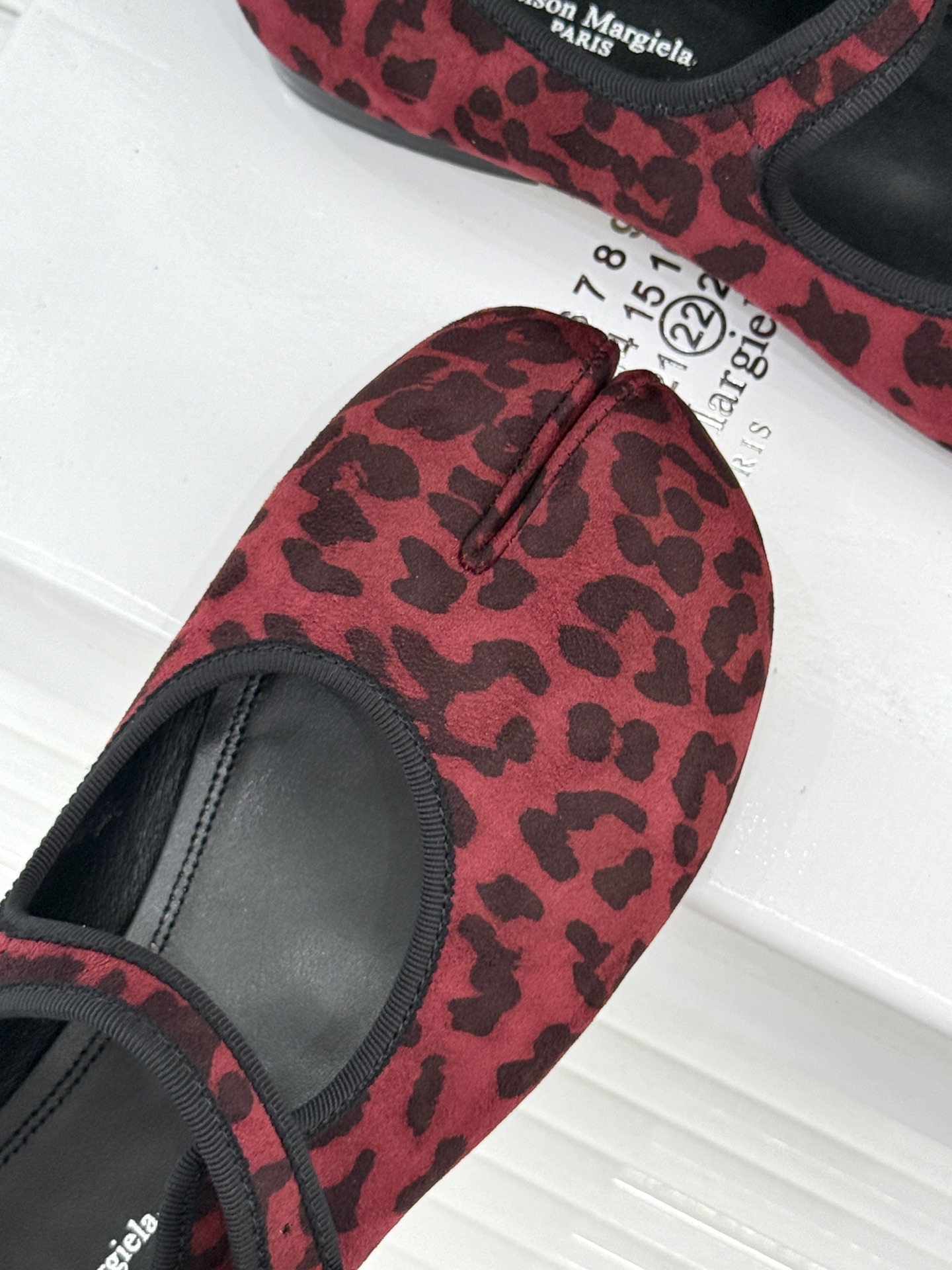MaisonMargiela｜MM6马吉拉 复古分趾玛丽珍鞋 谁懂马吉拉这双的魅力 复古分趾玛丽珍鞋型 招牌分趾灵魂设计