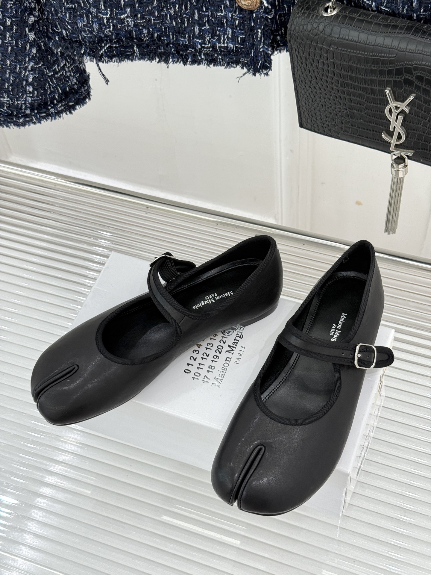 MaisonMargiela｜MM6马吉拉 复古分趾玛丽珍鞋 谁懂马吉拉这双的魅力 复古分趾玛丽珍鞋型 招牌分趾灵魂设计
