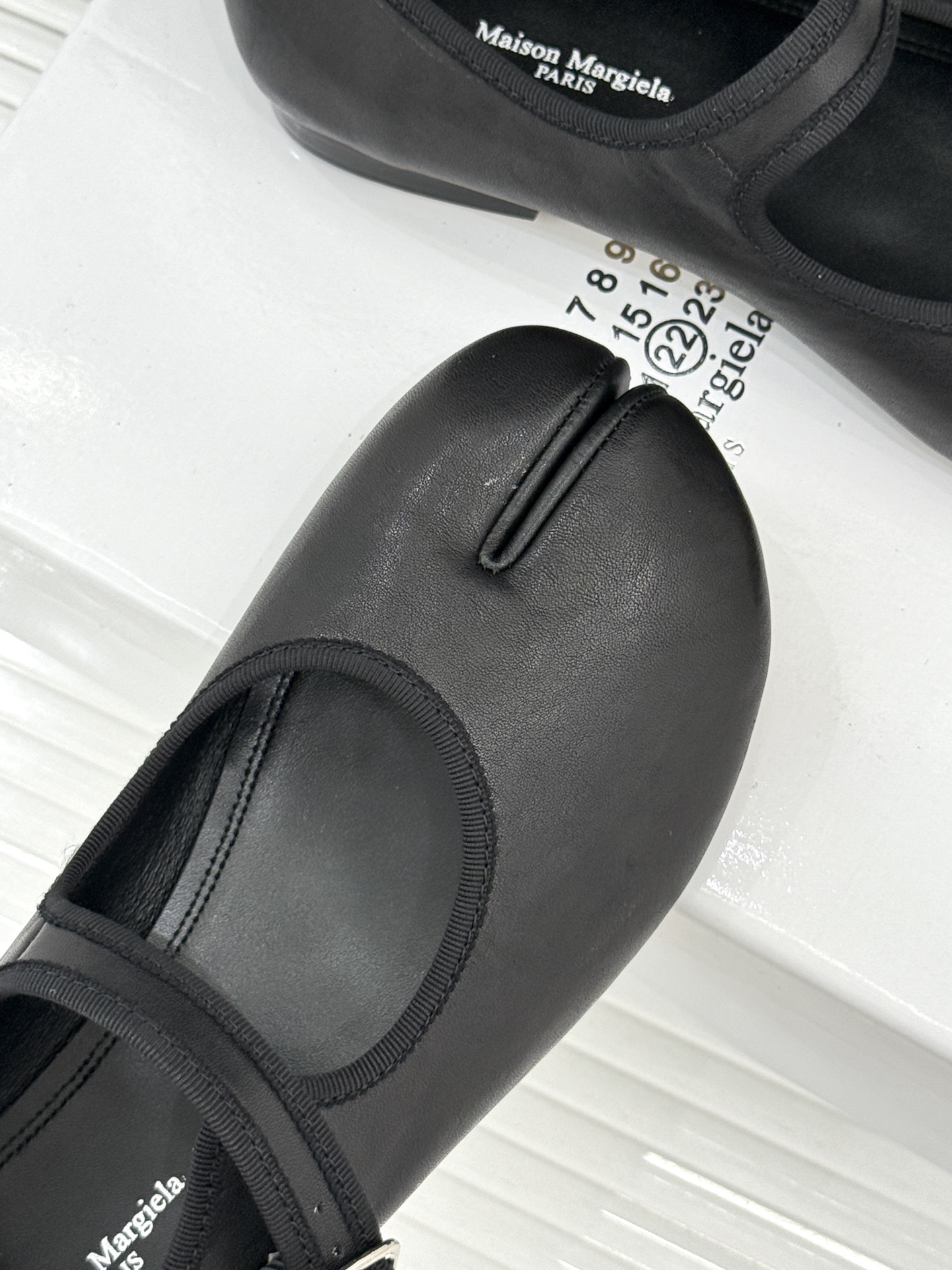 MaisonMargiela｜MM6马吉拉 复古分趾玛丽珍鞋 谁懂马吉拉这双的魅力 复古分趾玛丽珍鞋型 招牌分趾灵魂设计