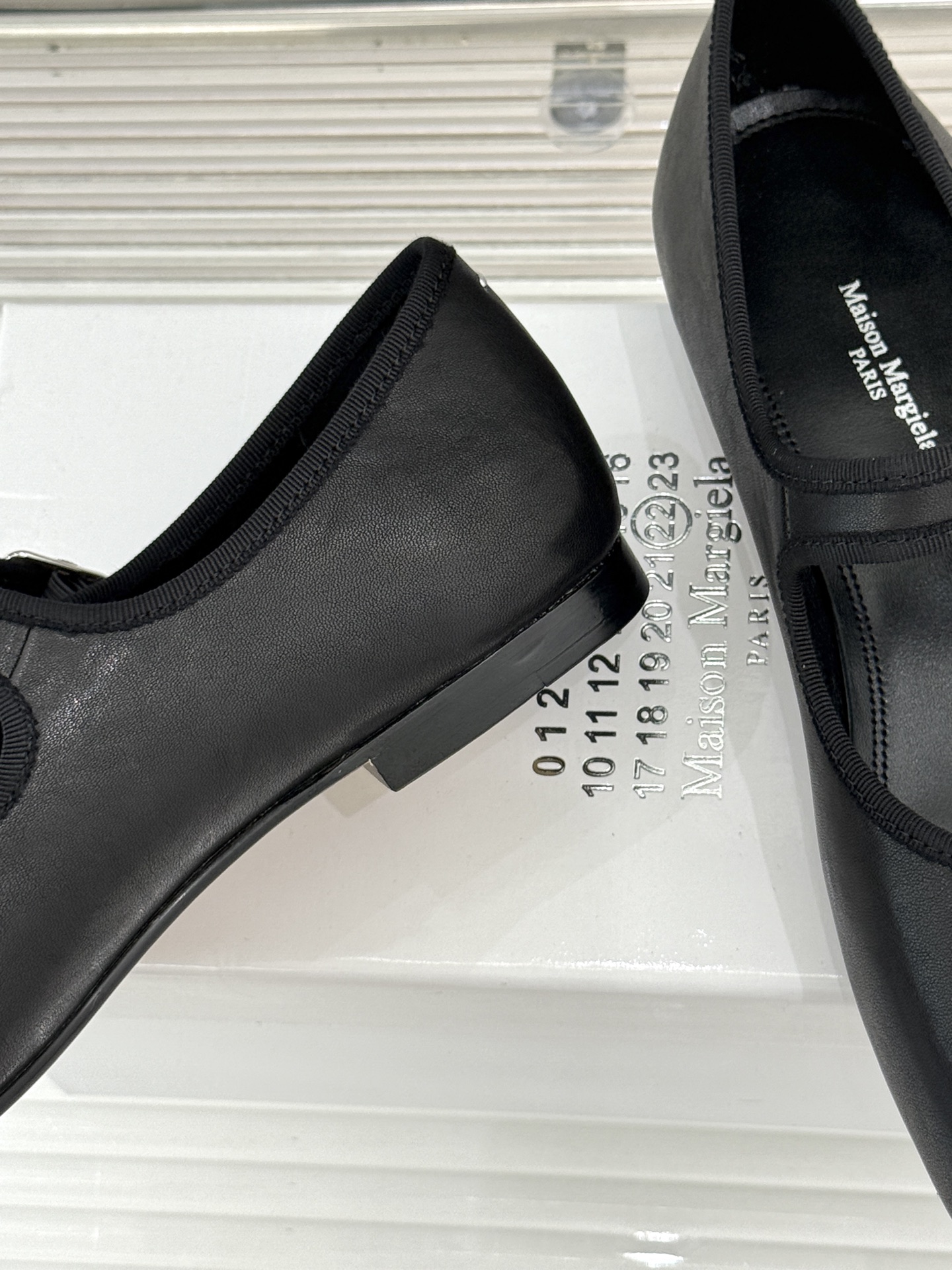 MaisonMargiela｜MM6马吉拉 复古分趾玛丽珍鞋 谁懂马吉拉这双的魅力 复古分趾玛丽珍鞋型 招牌分趾灵魂设计