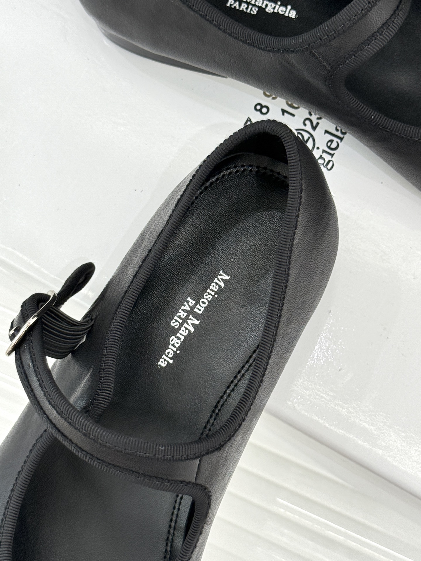 MaisonMargiela｜MM6马吉拉 复古分趾玛丽珍鞋 谁懂马吉拉这双的魅力 复古分趾玛丽珍鞋型 招牌分趾灵魂设计