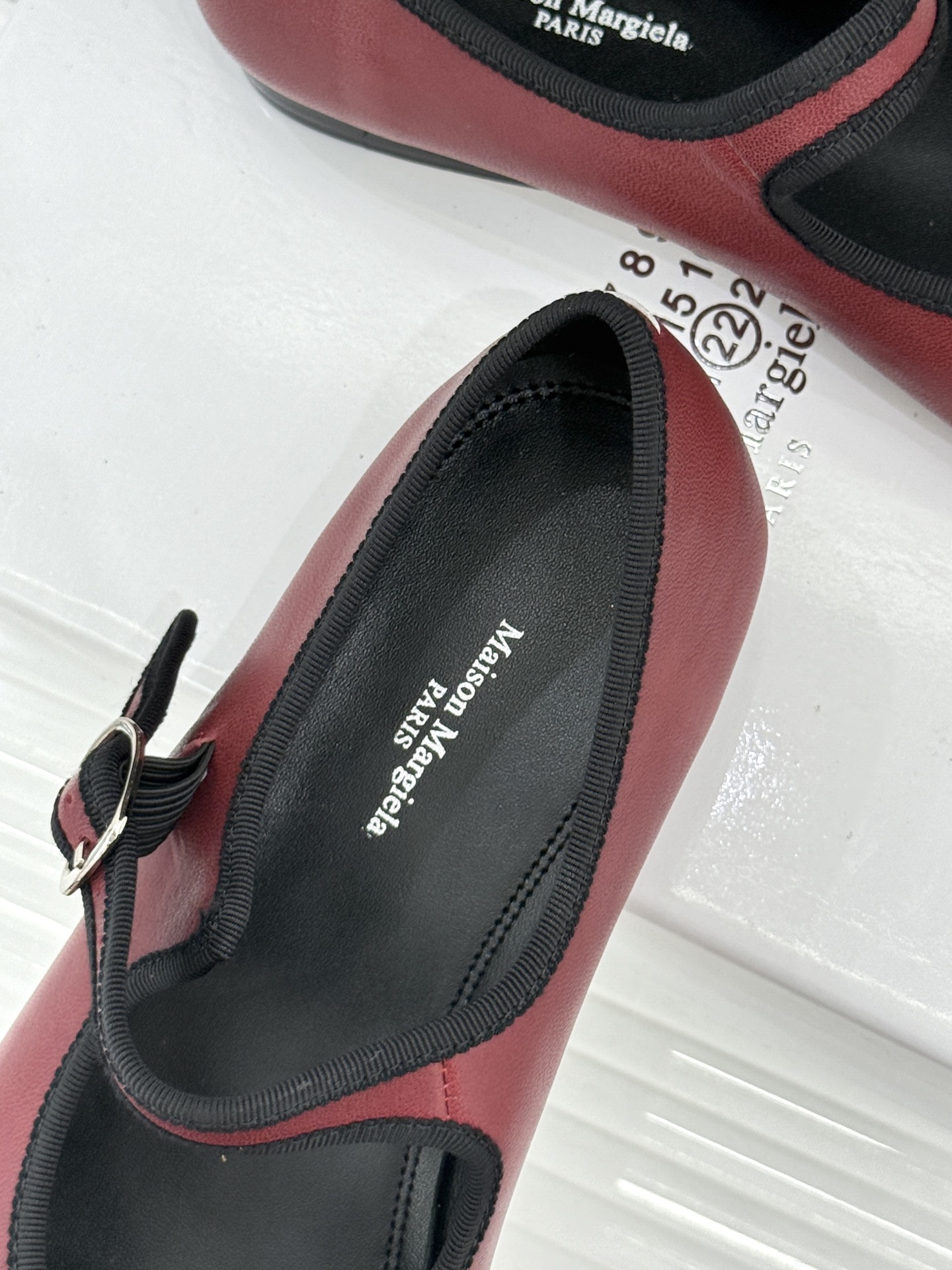 MaisonMargiela｜MM6马吉拉 复古分趾玛丽珍鞋 谁懂马吉拉这双的魅力 复古分趾玛丽珍鞋型 招牌分趾灵魂设计