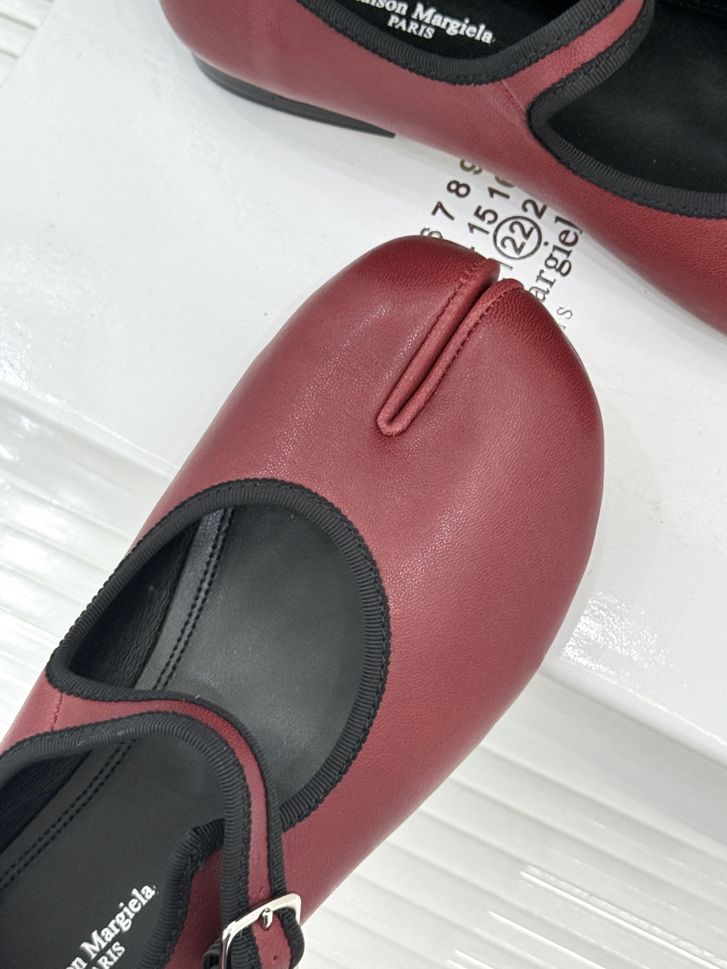 MaisonMargiela｜MM6马吉拉 复古分趾玛丽珍鞋 谁懂马吉拉这双的魅力 复古分趾玛丽珍鞋型 招牌分趾灵魂设计