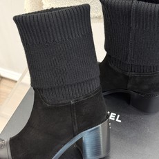CHANE*|小香经典秋冬双C 拼色粗跟袜子靴! 双C拼色氛围感拉满了 弹力靴筒贴腿型 粗跟稳当走路不累 拼色鞋头延续经 CHANE*|小香经典秋冬双C 拼色粗跟袜子靴! 双C拼色氛围感拉满了 弹力靴筒贴腿型 粗跟稳当走路不累 拼色鞋头延续经