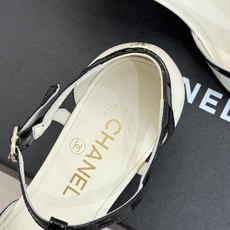 CHANE*|小香26B新品拼色 T字带中空高跟凉鞋 T字带缀双C金属标识 中空露肤显纤细 细高跟悄悄拉长腿线 复古法式 CHANE*|小香26B新品拼色 T字带中空高跟凉鞋 T字带缀双C金属标识 中空露肤显纤细 细高跟悄悄拉长腿线 复古法式