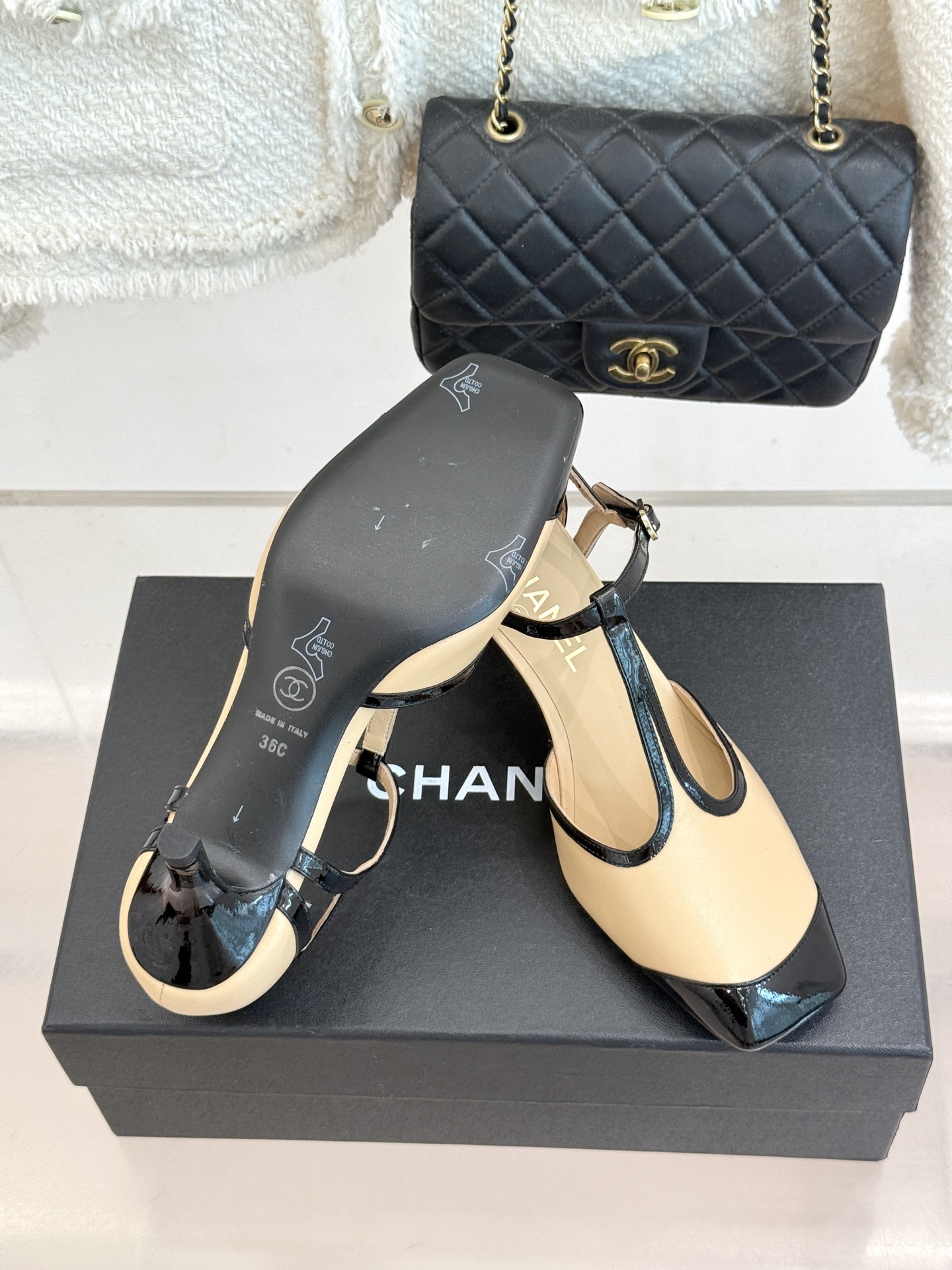 CHANE*｜小香26B新品拼色 T字带中空高跟凉鞋 T字带缀双C金属标识 中空露肤显纤细 细高跟悄悄拉长腿线 复古法式