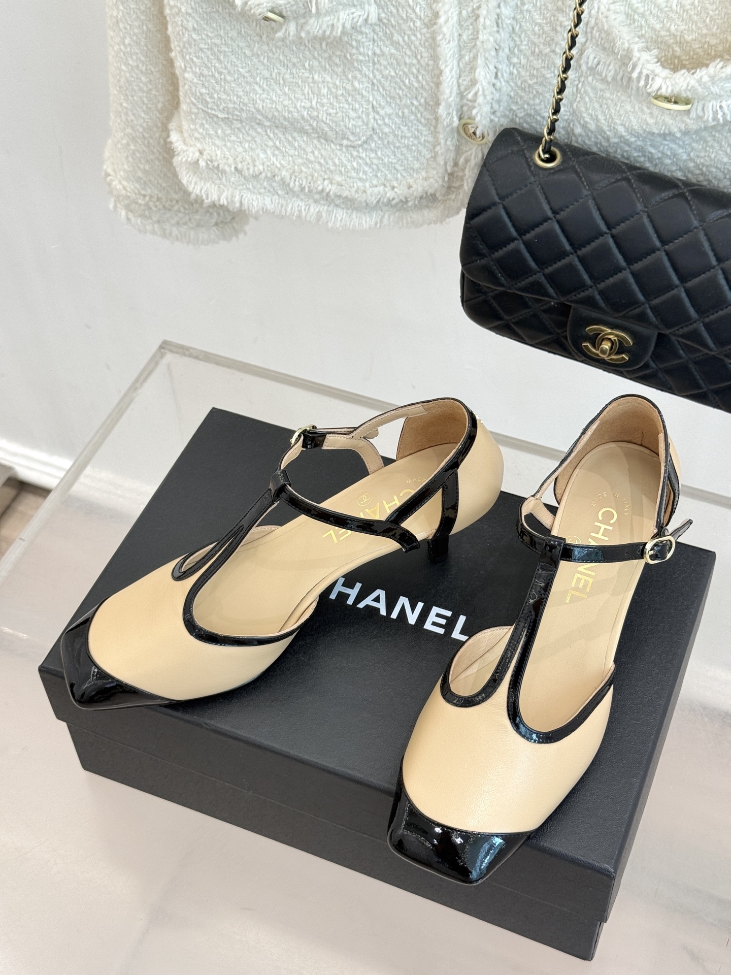 CHANE*｜小香26B新品拼色 T字带中空高跟凉鞋 T字带缀双C金属标识 中空露肤显纤细 细高跟悄悄拉长腿线 复古法式