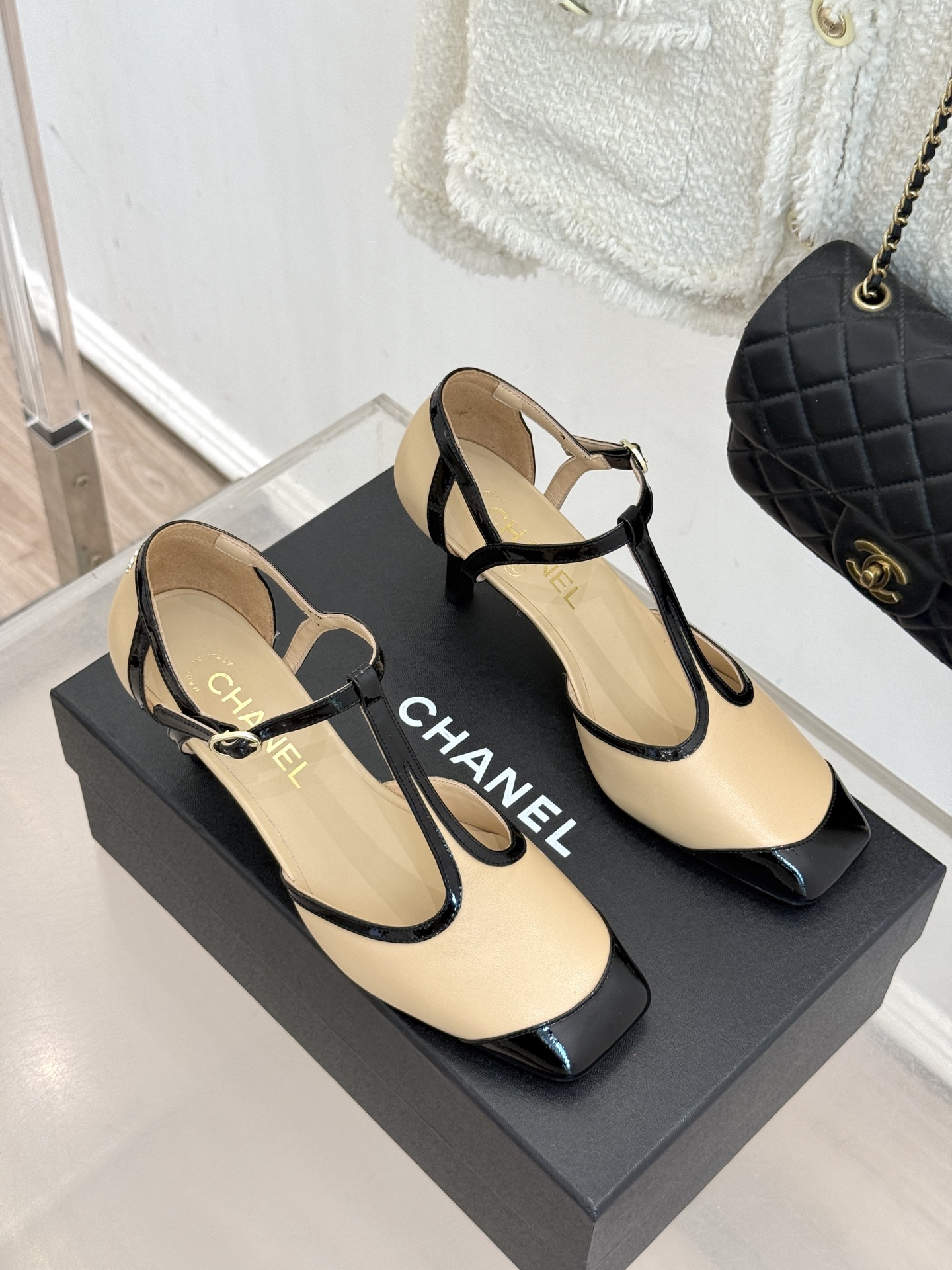 CHANE*｜小香26B新品拼色 T字带中空高跟凉鞋 T字带缀双C金属标识 中空露肤显纤细 细高跟悄悄拉长腿线 复古法式